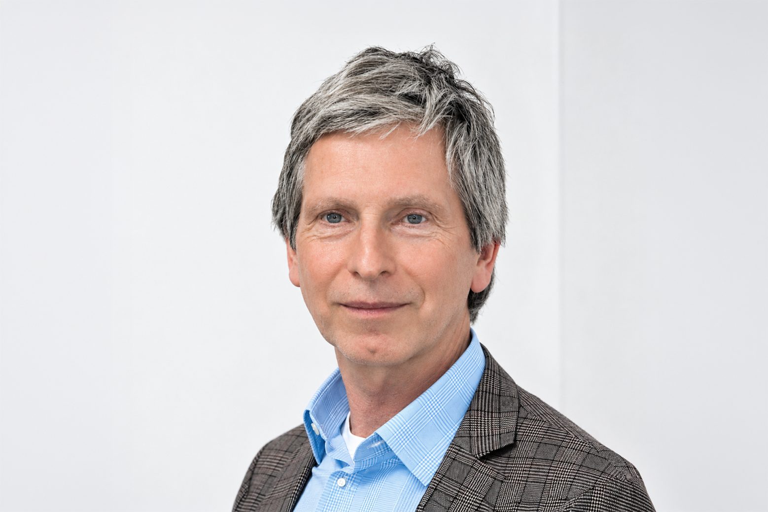 Wolfgang Knapp ist Kulturwissenschaftler, Kurator und Sammler historischer Schaufensterfiguren. Sein Spezialgebiet ist die Geschichte der Mannequins von 1850 bis 1950.